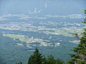 写真中央の橋の斜め左上の赤い屋根が学校