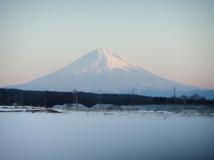 ほぼ同じ角度からの2011.12の富士山