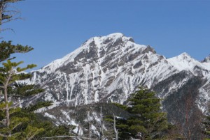 西岳頂上より、昨年３月１７日撮影の南陵から阿弥陀岳。昨日はもう少し白かった。